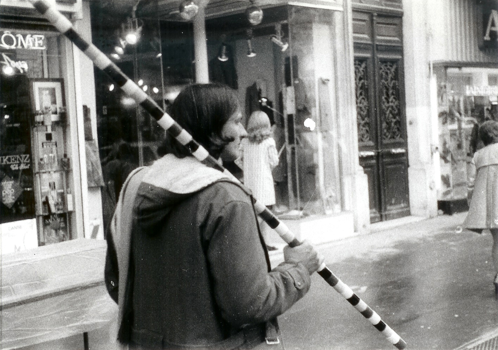 L'artiste Andre Cadere avec son baton