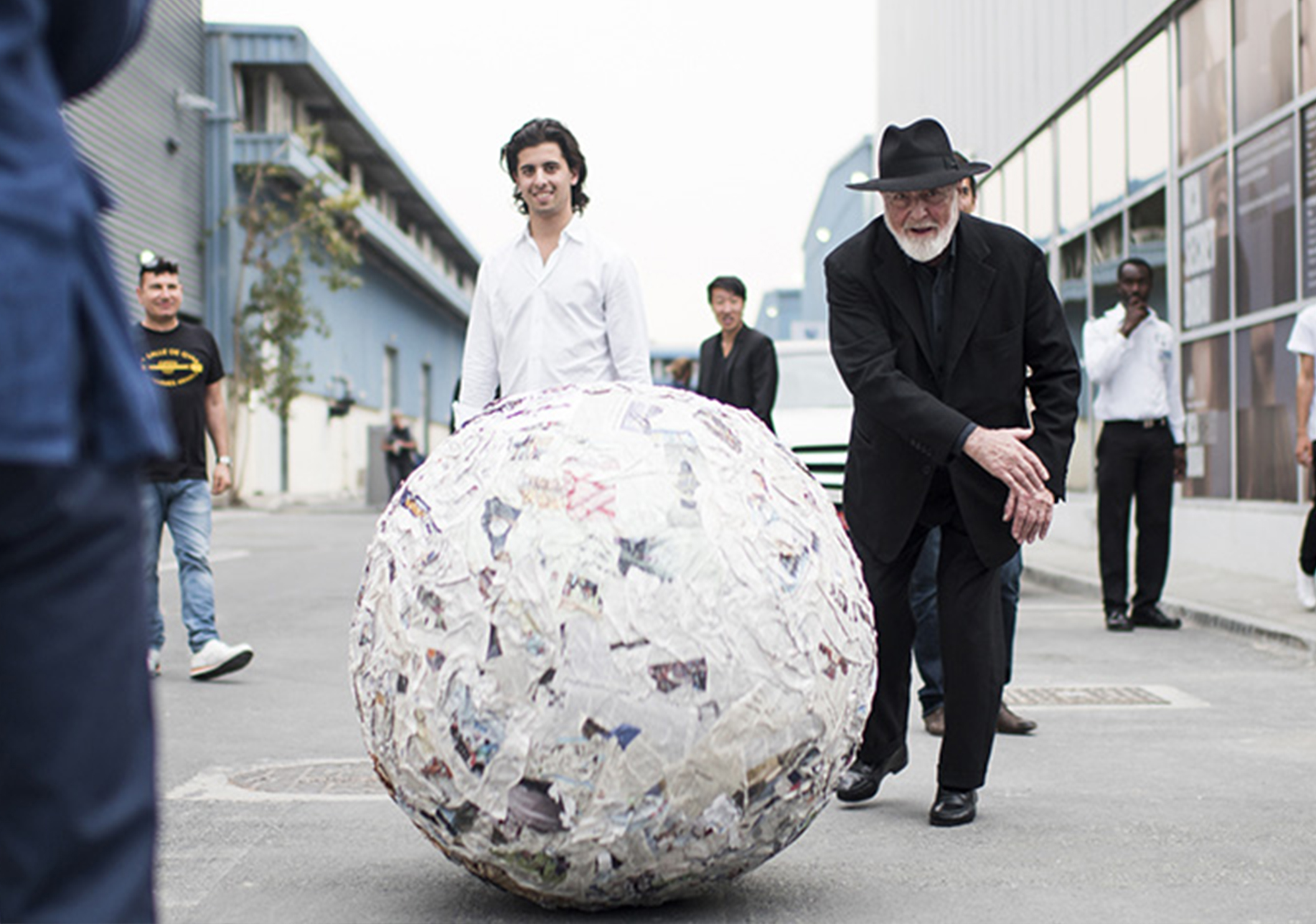 L'artiste Pistoletto avec sa sphère
