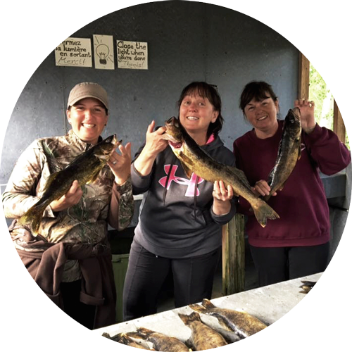 femmes, doré, poissons, fish house
