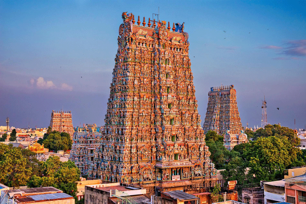 Le Temple de Mînâkshî est un temple hindou de style dravidien situé à Madurai dans le Tamil Nadu, en Inde. Il est un des chefs-d'œuvre de l'architecture dravidienne et l'un des temples en activité les plus importants de l'Inde. Il compte parmi les lieux saints de l'Inde les plus fréquentés et attire des pèlerins qui viennent s'y marier ou s'y purifier