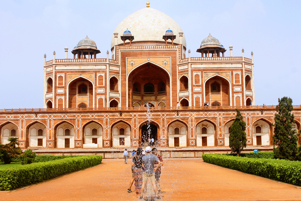 La tombe de Humayun (en ourdou : ہمایوں کا مقبرہ Humayun ka Maqbara ; en hindi हुमायूँ का मकबरा) est un complexe d'architecture moghole à Delhi, en Inde