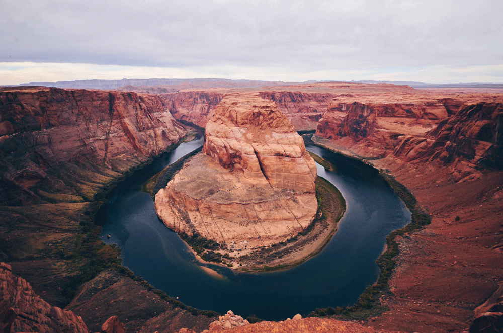 Le canyon, extrêmement imposant, s'étend sur environ 16 km de largeur et 446 km de longueur, avec une profondeur moyenne de 1 600 m