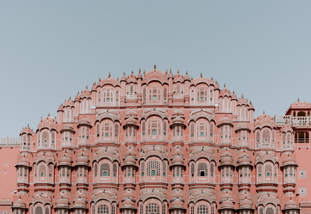 Le palais des vents (Hawa Mahal) est un bâtiment construit à la fin du xviiie siècle à Jaipur, capitale du Rajasthan en Inde. Il est considéré comme l'une des merveilles de l'architecture radjpoute