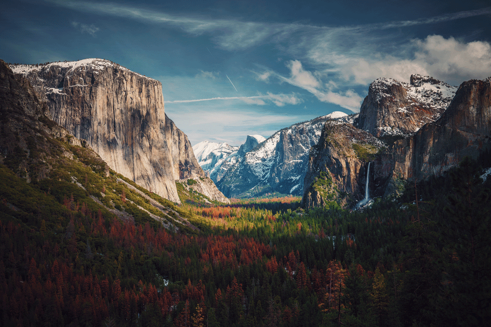 Le parc national de Yosemite est un parc national américain situé dans les montagnes de la Sierra Nevada, dans l'est de la Californie