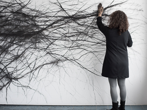 Photographie de la performance en dessin Perdre la carte, 2019, L'Écart, Rouyn-Noranda