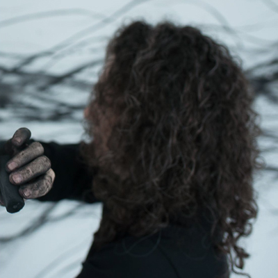 Photographie de Violaine Lafortune en train de dessiner