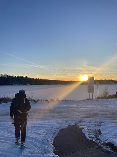 Tristan devant le lac Noranda gelé