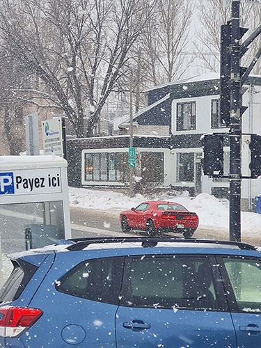 Voiture sur la route enneigée